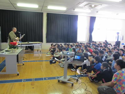 一緒に歌う児童