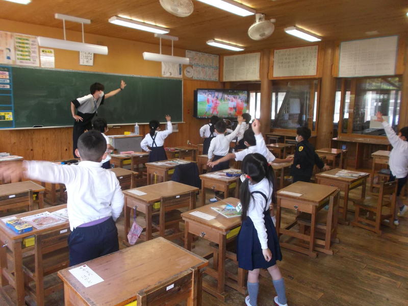 １年生の教室では、最初にからだをほぐすために、子どもたちが大好きな「パプリカ」を踊りました。