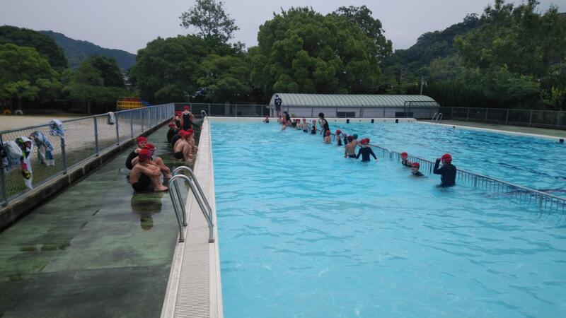 ３年生のプール開きの様子