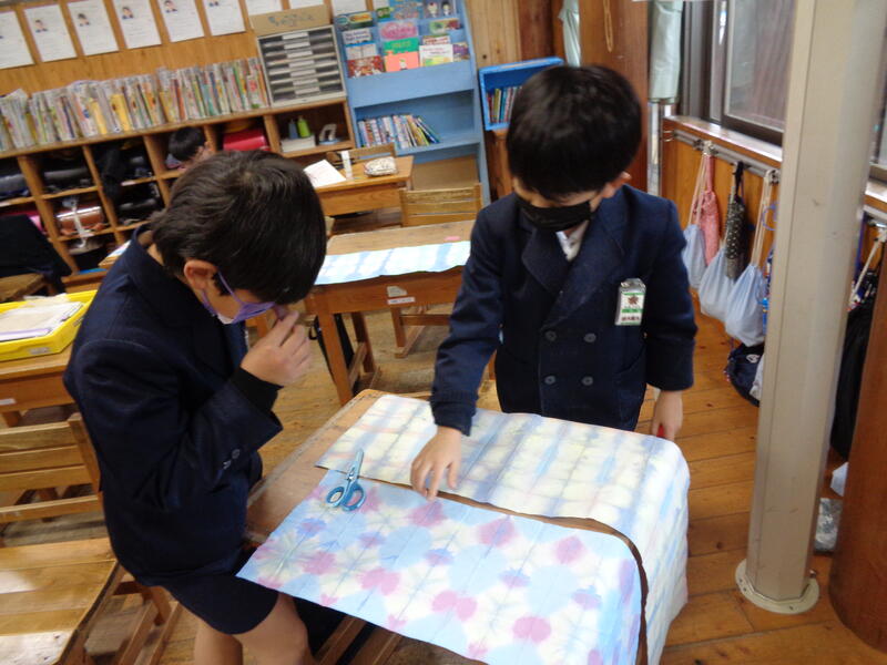 自分で染めた台紙を選ぶ子供たち