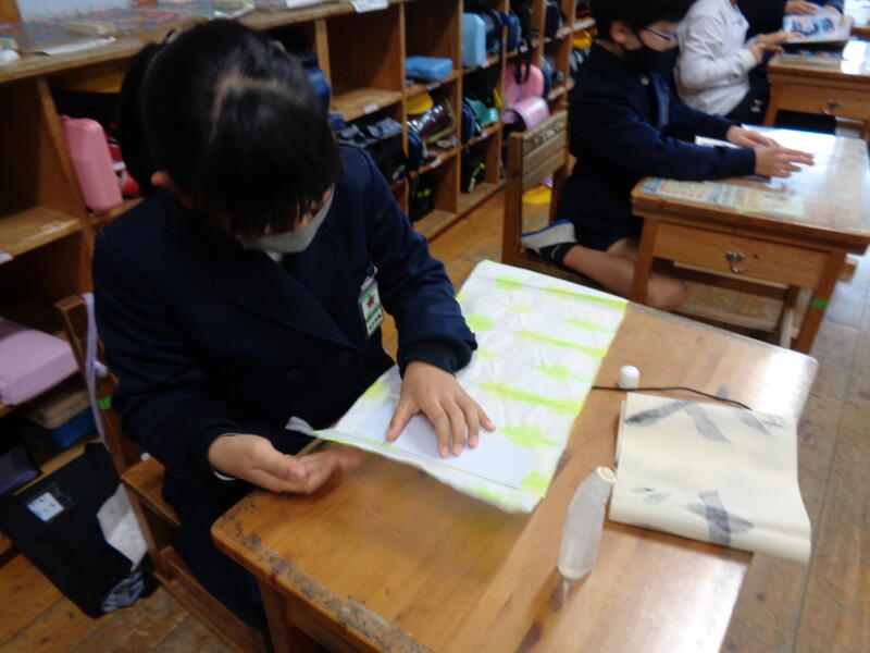 台紙に小型条幅を貼って掛け軸にします