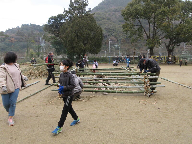 やぐらを竹で組んでいきます