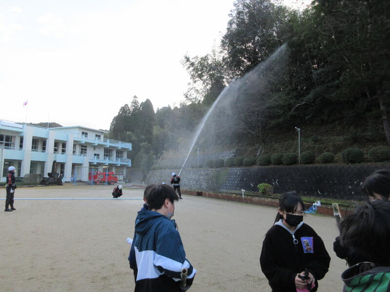 延焼を防ぐための放水（消防団のみなさん）