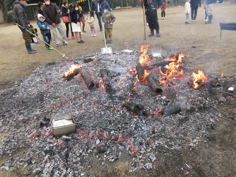 たくさんのお餅が焼かれています