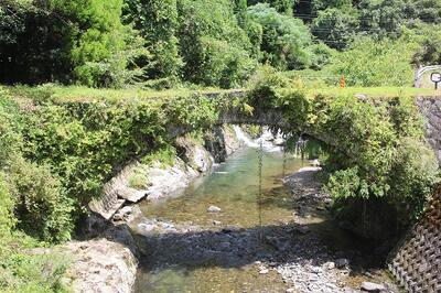 下流側から見た鹿路橋