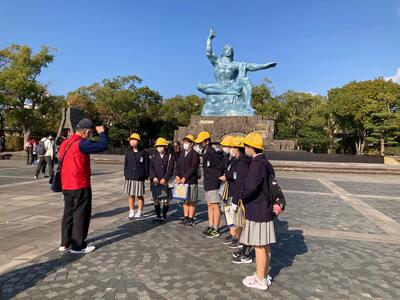 平和祈念公園で話を聞いている様子