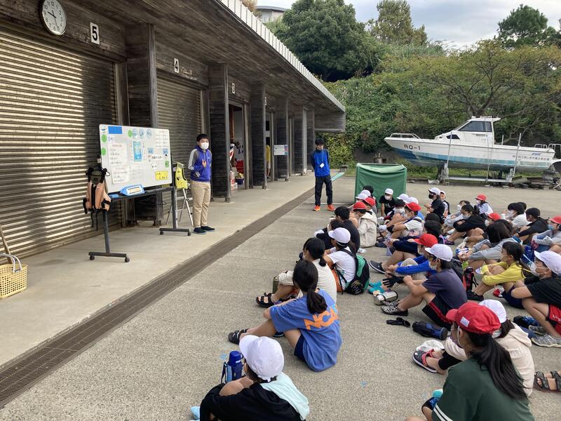 所員の説明をしっかり聞いています。