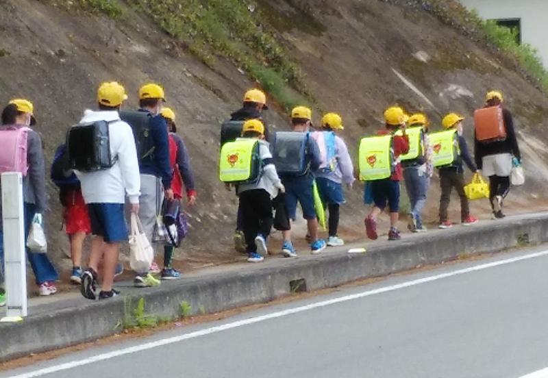 登校する子どもたち