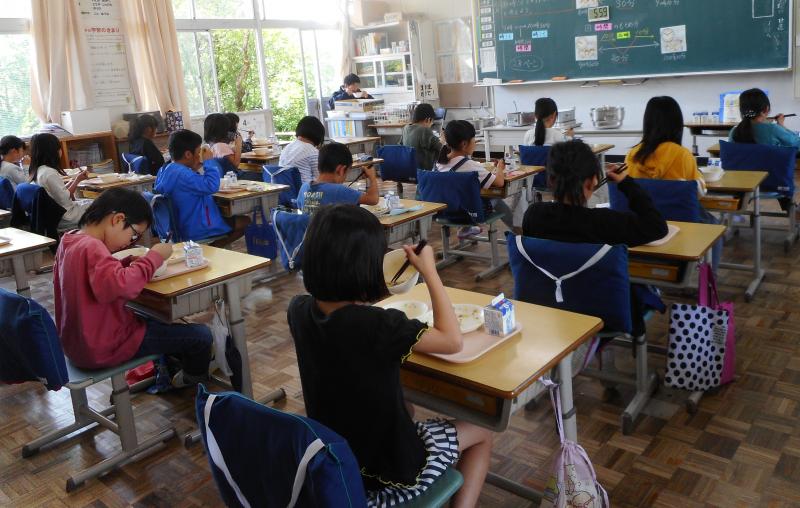 無言で食べる３年生