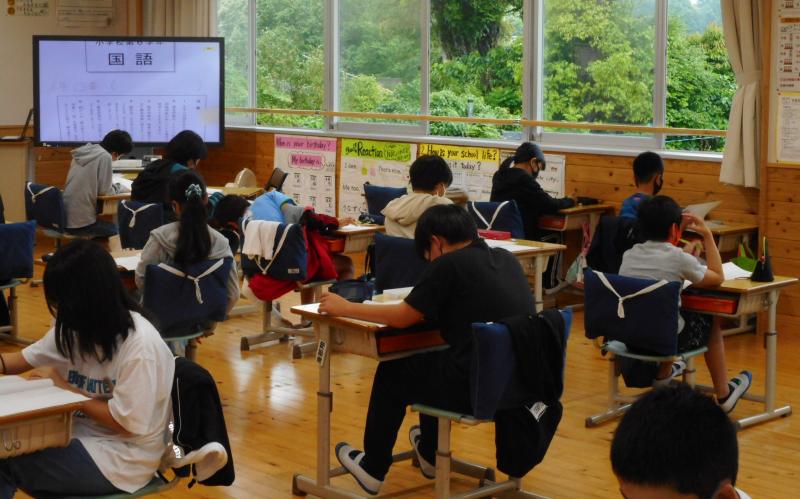 全国学力学習状況調査に取り組む６年生