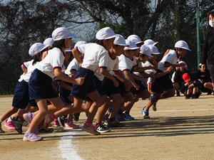 初めての持久走大会1年生スタートです。
