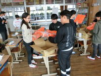 プレゼントを開く様子