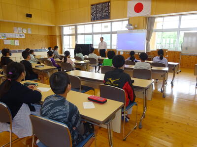 至誠正しく集中して聞いています。さすが砥用小の５，６年生！