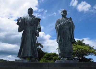 富岡城に銅像がありますよ