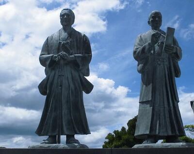 左側の人です（富岡城にあります）