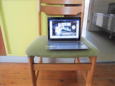 階段での避難状況を確認