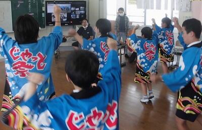 よさこいソーランを披露