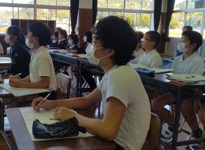 6年生が食い入るように