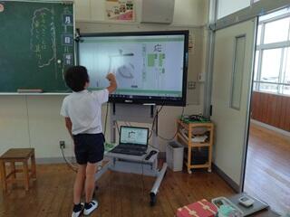 モニターに正しい書き順で