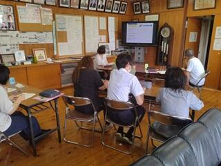 歴代校長先生方に見つめられながら！