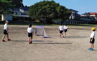 外でサッカーを楽しみます