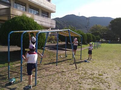 ３・４年生は雲梯が流行っています。