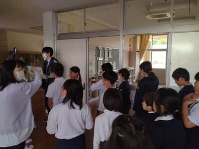 警報ブザーの合図で動く