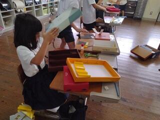 材料を見ながら