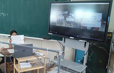 クイズを出しているところ。画面左側に富小児童。