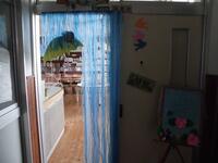 図書室入口に雨？