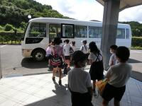 スクールバスで学校へ