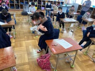 赤ちゃん人形をだっこして