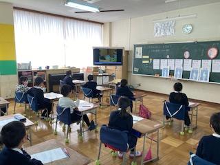 生まれる様子を見る児童