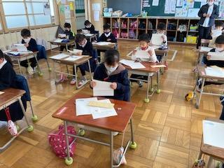 手紙を読む児童