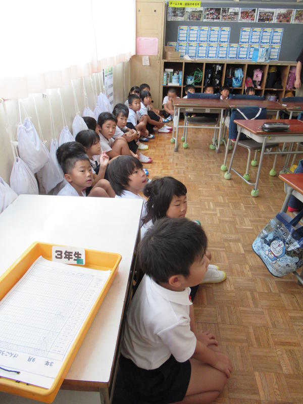 静かに待っています。