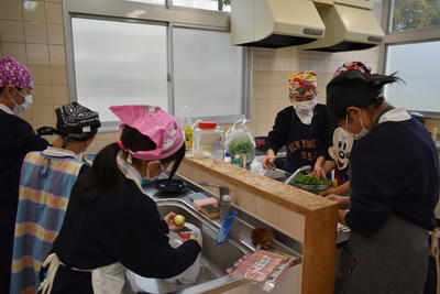 自分達でつくったエプロンを着て、手際よく作業を進めています。