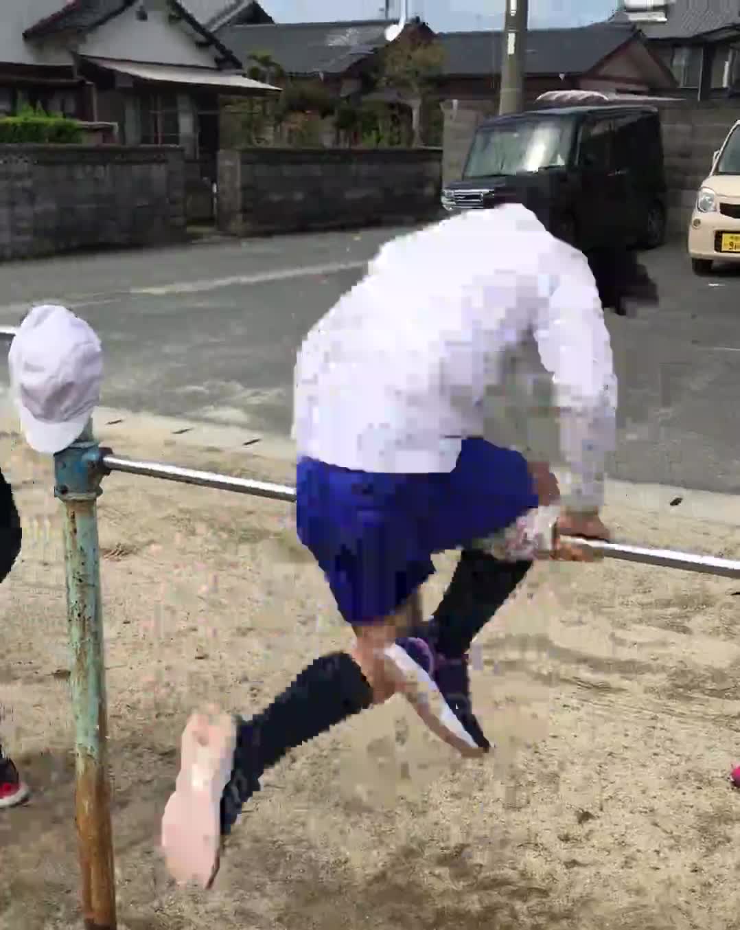 鉄棒技５（片ひざ掛け後方回転）