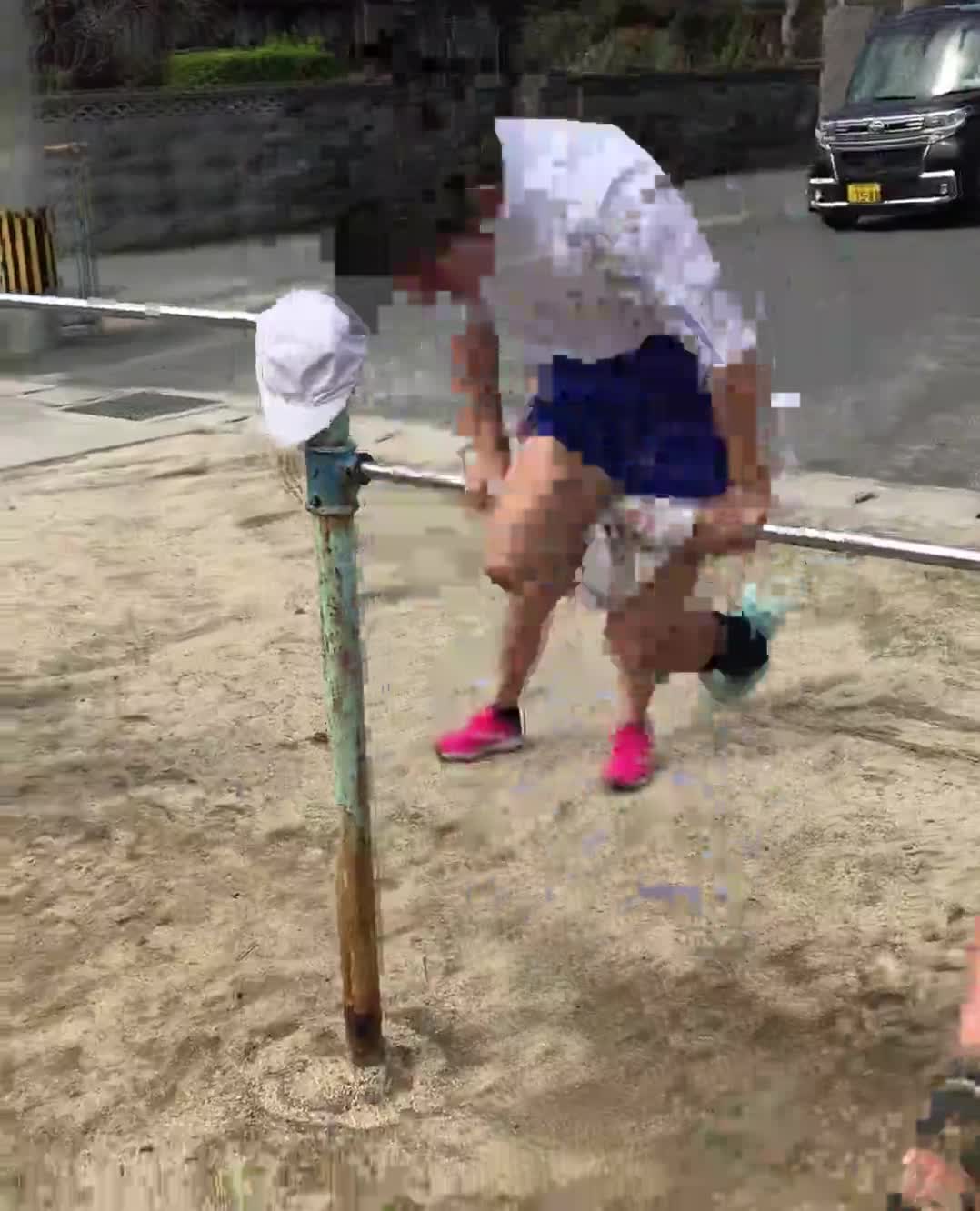 鉄棒技４（片ひざ掛け後方回転）