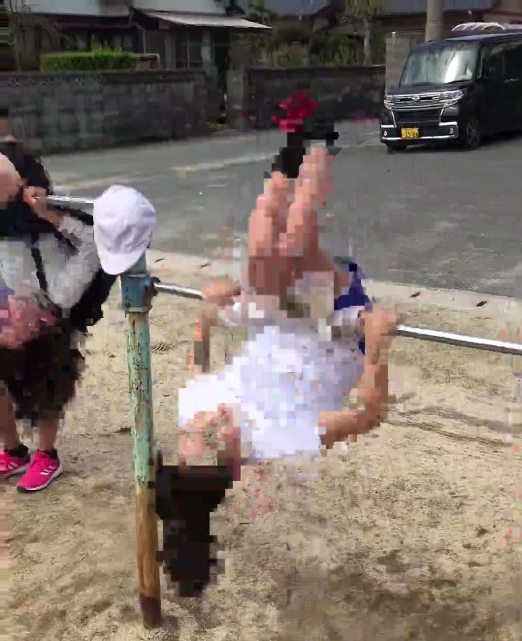 鉄棒技６（腕支持後方回転）