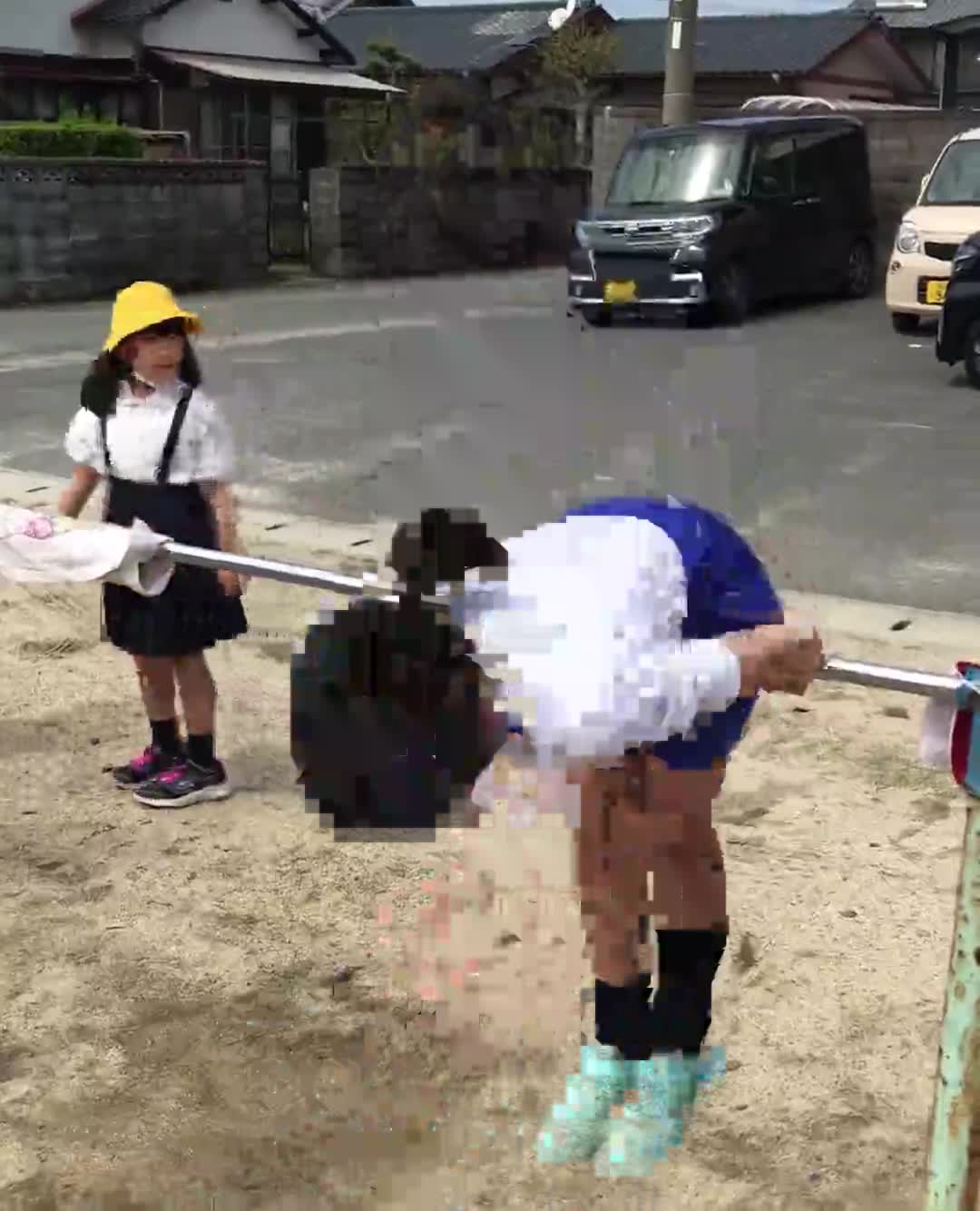 鉄棒技３（かかえこみ前回り）