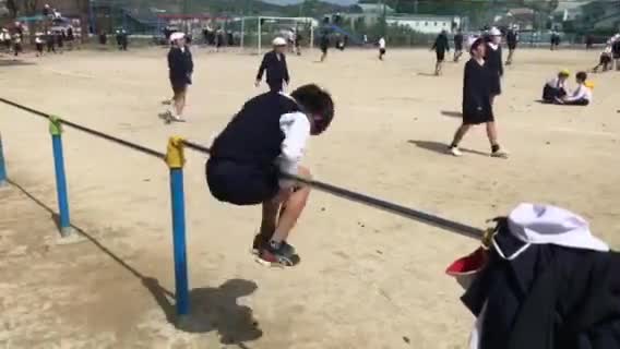 鉄棒技１（かかえこみ前回り）