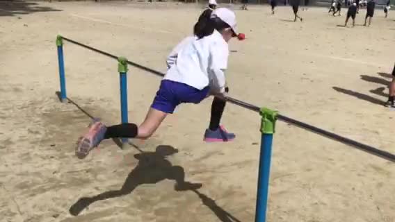 鉄棒技２（片ひざ掛け後方回転）