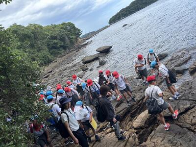 無事到着し、環境センター下にある仕切り網土台跡地を見ています。