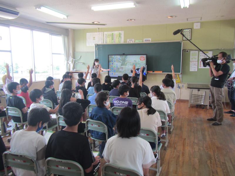 マイクを向けられて少し緊張気味です。