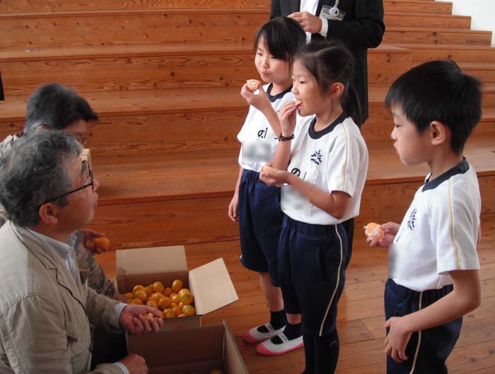 みかん贈呈