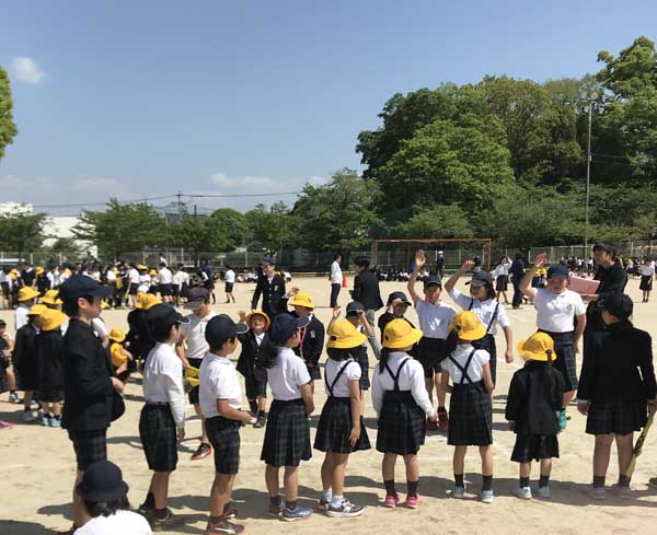 ４月１８日（水曜日）に１年生を迎える会を実施しました。山鹿小学校の児童会「若葉会」の子どもたちが中心になって企画、運営してくれました。学校生活が始まったばかりの１年生に、学校の楽しさを味わってもらおうと、歌やダンス、ゲームなど、１年生と一緒に楽しむ企画を考えてくれました。全校児童が一つになって１年生を迎える楽しい会にすることができました。 最初、６年生に手を引かれて体育館に入場した時の１年生の顔にはすこし緊張の様子が見られましたが、会が終わる頃には、笑顔いっぱい「いい顔」がたくさん見られました。山鹿小学校の一員として、元気いっぱいがんばる１年生をみんなで応援したいと思います。 １年生を迎える会の様子を【学校生活】のコーナーに掲載しております。あわせてご覧ください。