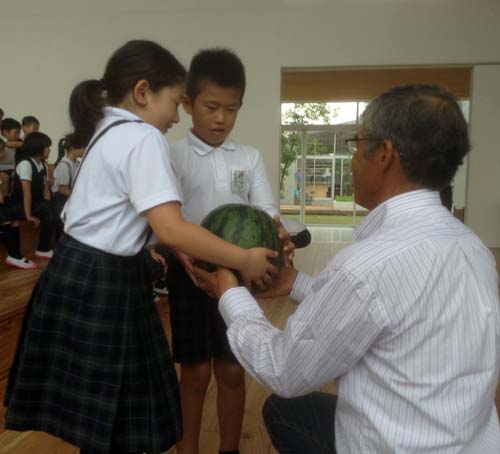 スイカの贈呈