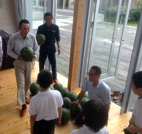 スイカの贈呈