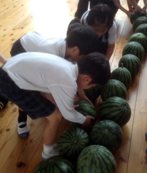 スイカの贈呈