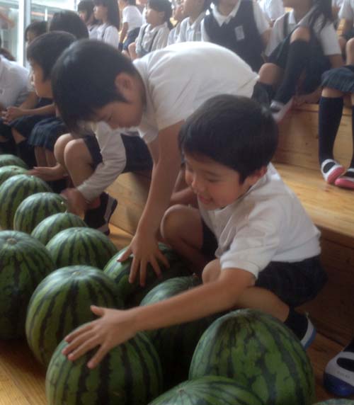 スイカの贈呈
